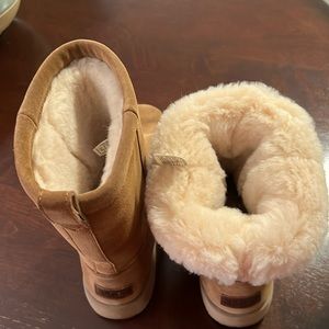 Gently used comfortable slip on boots with fleece lining. Warm & water proof